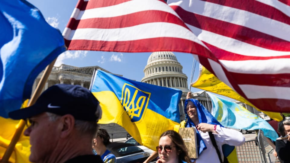 Ukrainische und US-Fahnen wehen nach der Abstimmung im Repräsentantenhaus vor dem Kapitol.