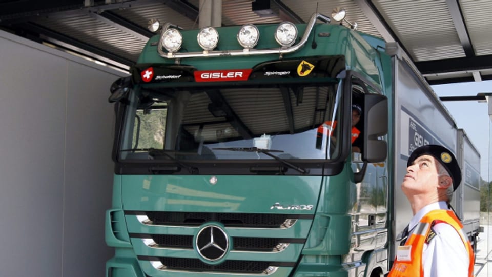 Ein Lastwagen wird im Schwerverkehrszentrums in Ripshausen bei Erstfeld kontrolliert.