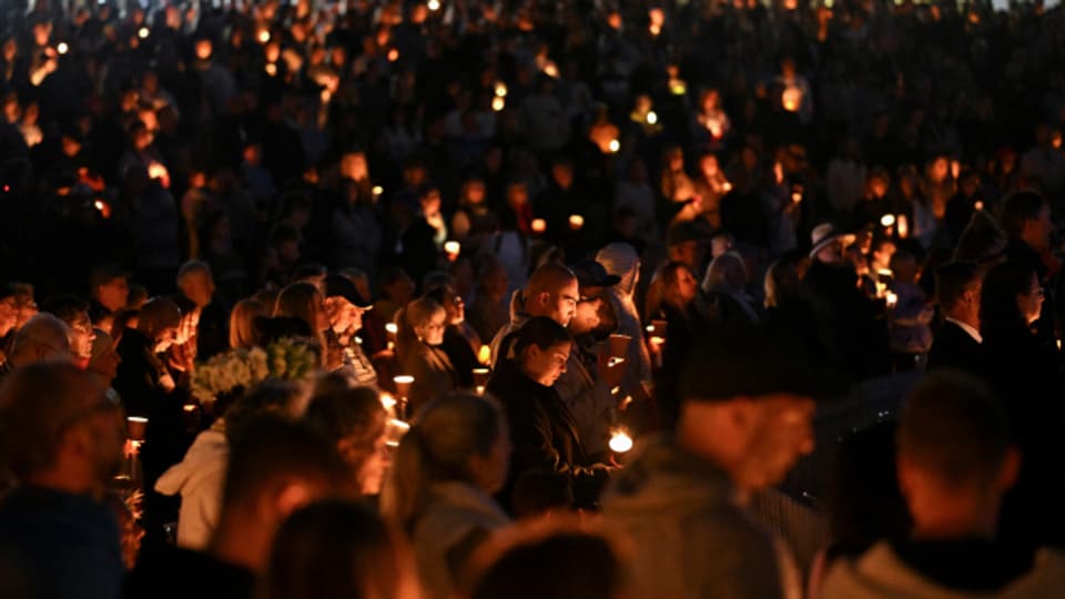 Menschen halten eine Mahnwache in Gedenken an die Opfer des tödlichen Messerangriffs in Sydney.