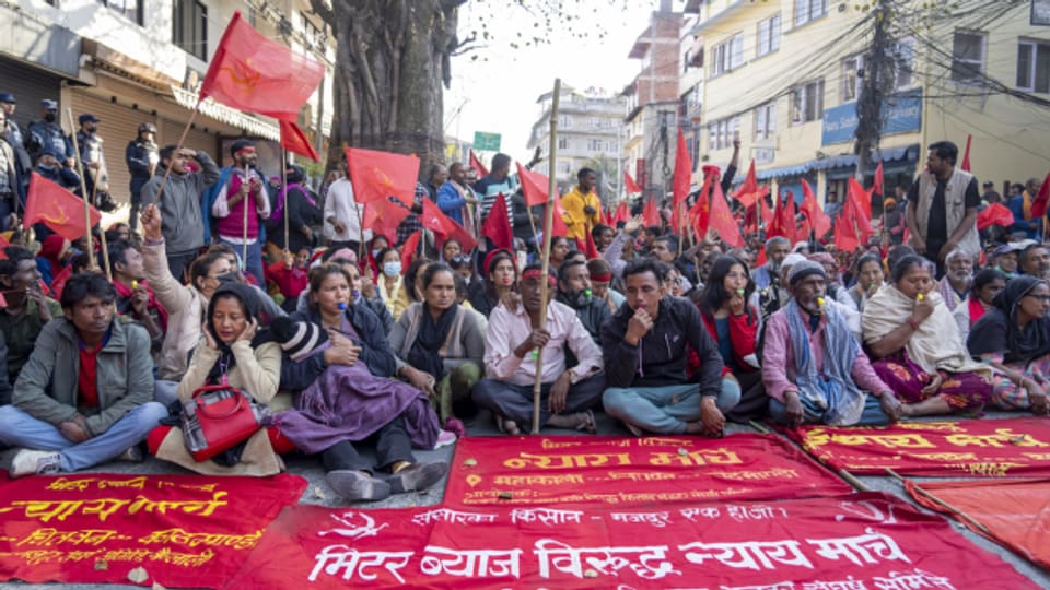 Kreditnehmerinnen und Kreditnehmer, zumeist Bauern aus den ländlichen Gebieten Nepals, protestieren im Februar in Kathmandu gegen das Verhalten von Mikrokreditgebern.