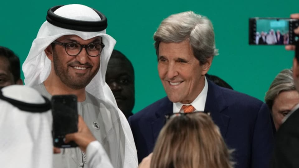 ultan al-Jaber und John Kerry, Sondergesandter des US-Präsidenten fürs Klima, beim Abschluss der Klimakonferenz in Dubai.