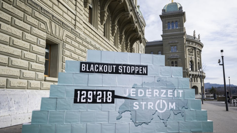 Die Schachteln mit den gesammelten Unterschriften stehen bereit, bei der Übergabe vor der Bundeskanzlei in Bern.