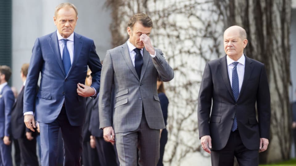 Bundeskanzler Olaf Scholz empfängt Emmanuel Macron, Präsident von Frankreich und Donald Tusk, Ministerpräsident von Polen in Berlin.