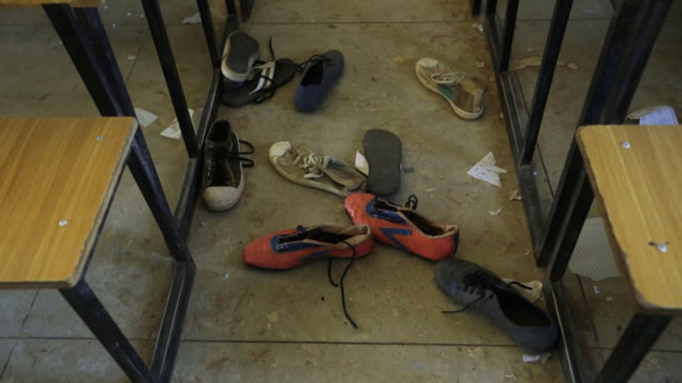 Schuhe entführter Schüler der Government Science Secondary School, Kankara, Nigeria, 2020. Seit Jahren bedroht die islamistische Terrormiliz Boko Haram die Menschen Nigerias.
