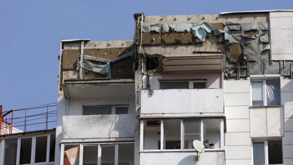 Blick auf ein beschädigtes Wohnhaus in Belgorod.