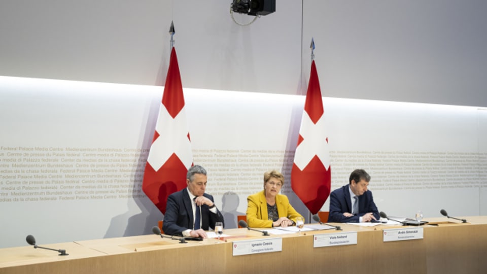Bundespräsidentin Viola Amherd spricht neben Bundesrat Ignazio Casis über die geplante Ukraine-Friedenskonferenz in der Schweiz.