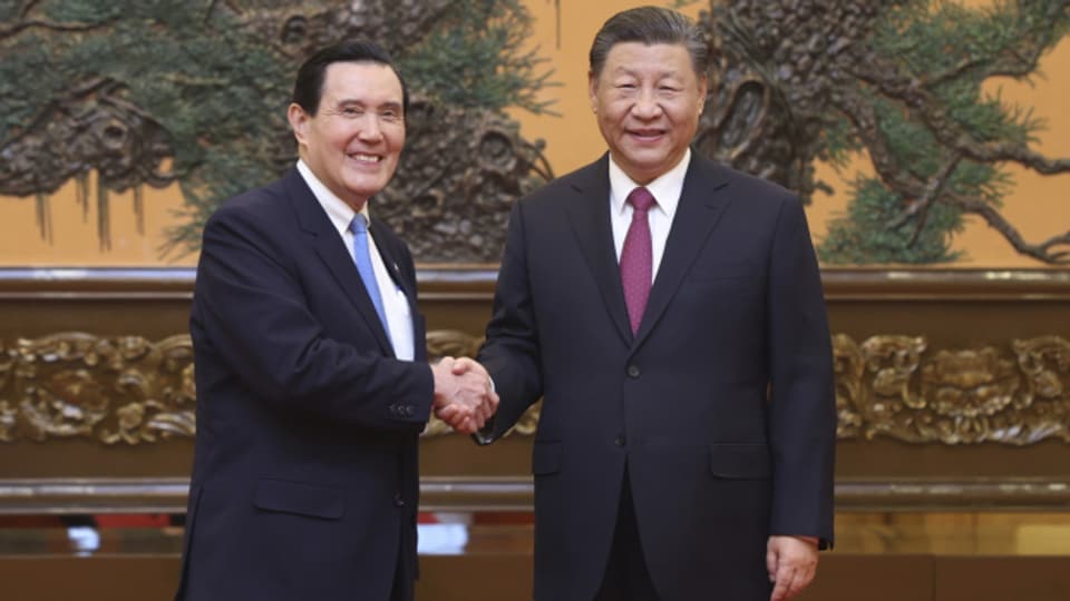 Der chinesische Präsident Xi Jinping (R) trifft den ehemaligen taiwanesischen Präsidenten Ma Ying-jeou in der Großen Halle des Volkes in Peking, China, 10. April 2024.
