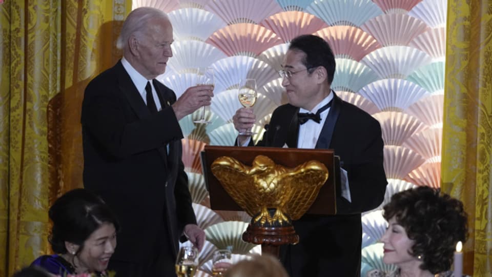 Präsident Joe Biden und der japanische Premierminister Fumio Kishida stoßen während eines Staatsdinners im Weißen Haus an, Mittwoch, 10. April 2024, in Washington.