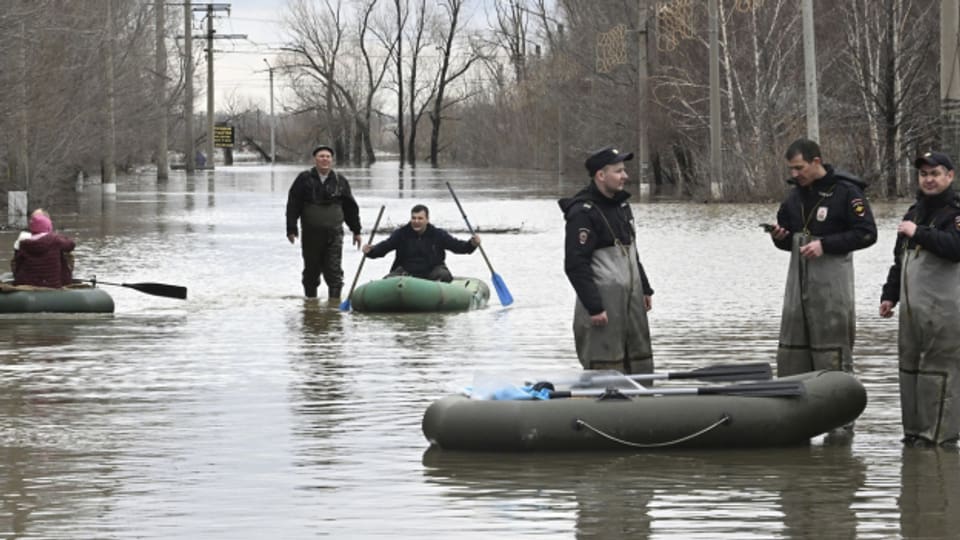 Die Überschwemmungen, die durch den steigenden Wasserstand des Ural-Flusses verursacht wurden, zwangen nach Angaben der Regionalregierung mehr als 4.000 Menschen, darunter über 800 Kinder, zur Evakuierung.