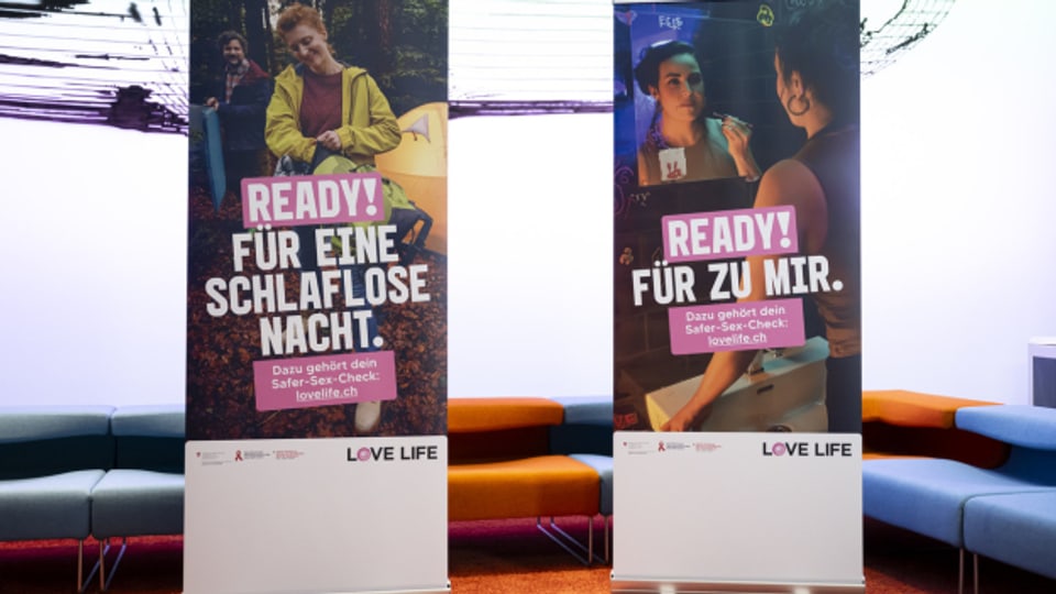 Die neuen Plakate fotografiert kurz vor einer Medienkonferenz zur neuen Love Life Kampagne des BAG zum Schutz vor sexuell uebertragbaren Infektionen, am Donnerstag, 25. April 2024, im Medienzentrum Bundeshaus, in Bern.