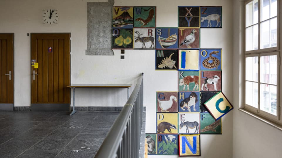 Das Wandbild im Schulhaus Wylergut, am Dienstag, 11. April 2023 in Bern. Das Wandbild zeigt ein Alphabet und enthielt Darstellungen von Menschen, die heute als koloniale Stereotypen erkannt werden.