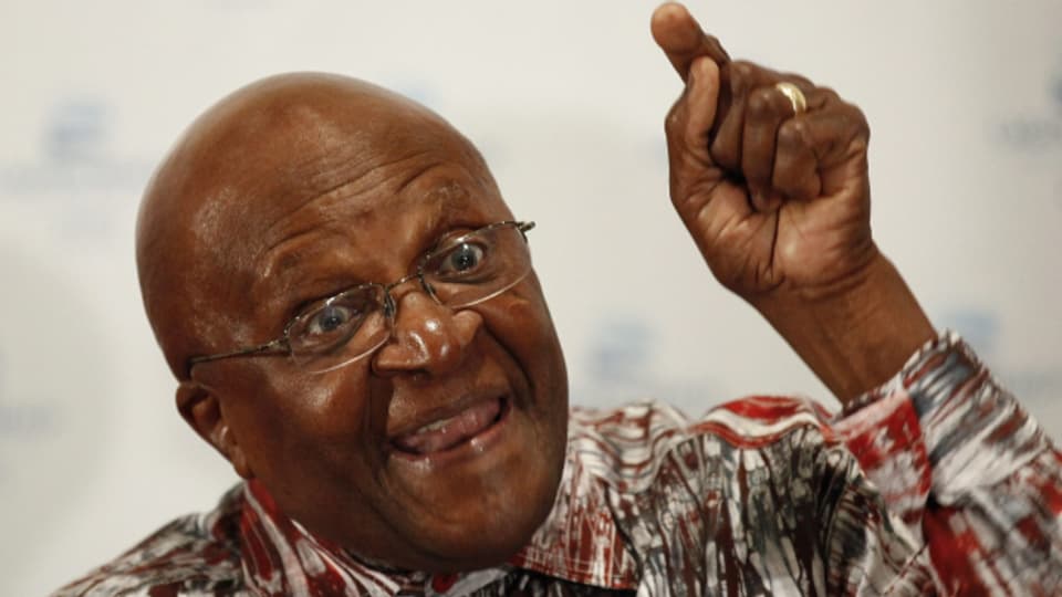 Desmond Tutu lacht.