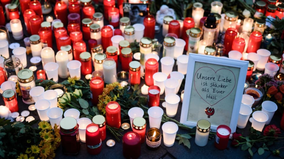 Symbolbild Hassverbrechen: Trauerbekundungen nach dem Attentat auf die Synagoge in der deutschen Stadt Halle.