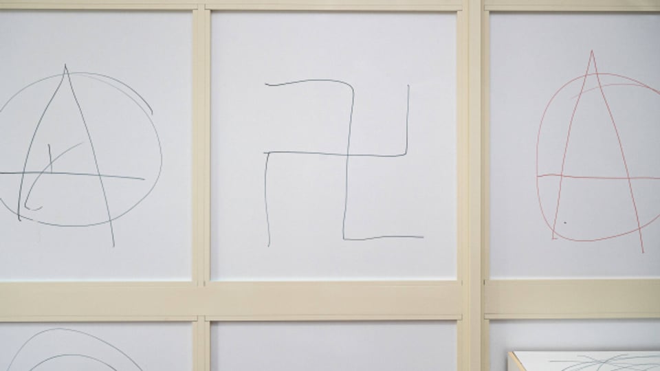 Geht es nach der Rechtskommission des Nationalrates, sollen rassistische und extremistische Gesten und Symbole  in der Schweiz verboten werden.