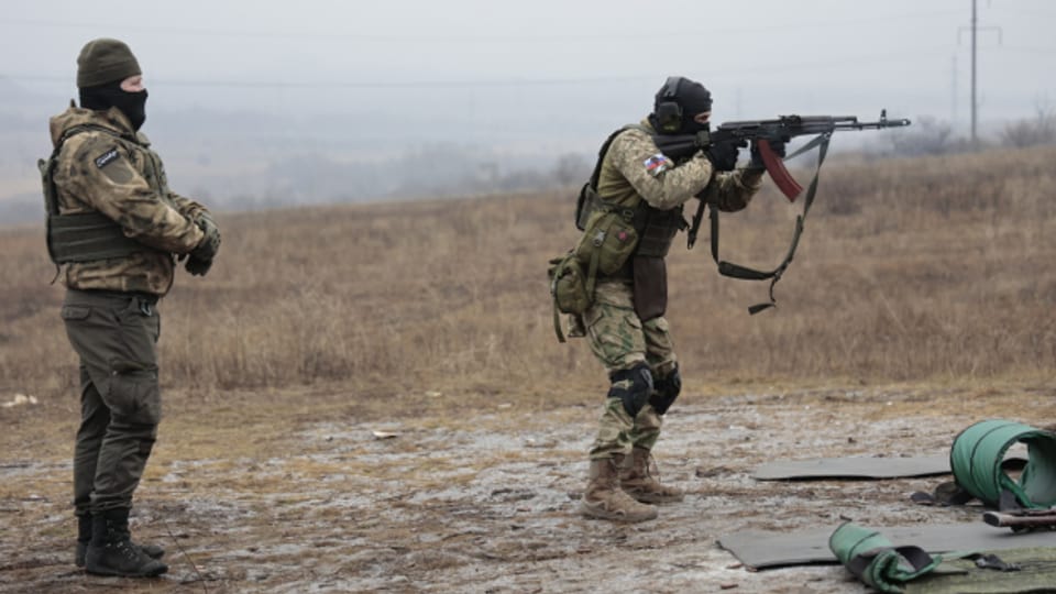 Ein russischer Soldat bei Schiessübungen nahe Donetzk (31.01.23).