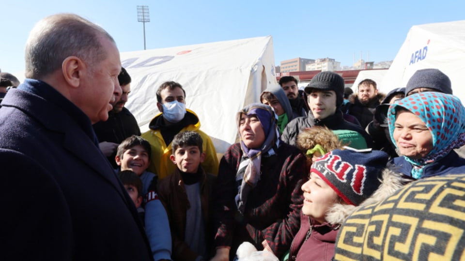 Der türkische Präsident Erdogan hat das Erdbebengebiet besucht und den Menschen Hilfe versprochen.