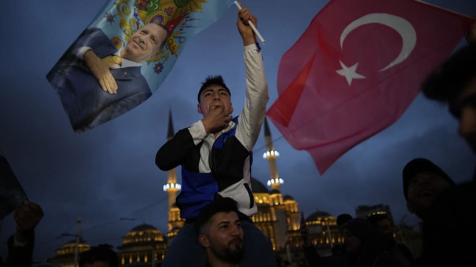 In Istanbul feiern Anhänger von Präsident Recep Tayyip Erdogan dessen Wahlsieg.