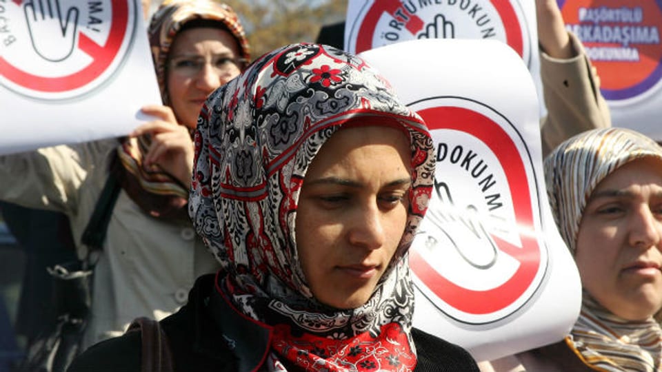 Türkische Frauen demonstrieren gegen Kopftuchverbot