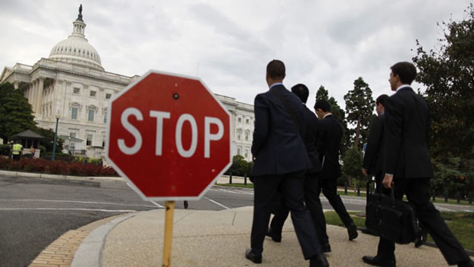 Besucher spazieren an einem Stop-Schild beim Senat des US-Kapitol in Washington vorbei. Grosse Teile der Verwaltung sind lahmgelegt.