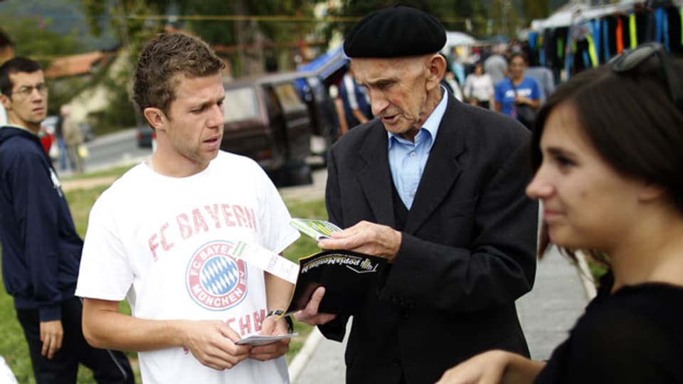 Freiwillige verteilen Flugblätter mit Informationen über neue Bosniens Volkszählung in Jablanica, in der Nähe von Sarajevo, am 27. September 2013.