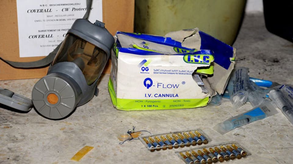 Verschiedene medizinische Produkte und eine Gasmaske wurden bei einer Razzia in Damaskus gefunden. Sie lassen auf einen Giftgasanschlag schliessen.