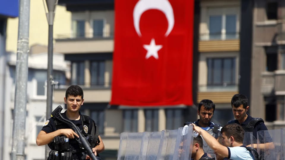 Türkische Polizei Wache am Eingang des Gezi Park am Taksim-Platz in Istanbul. Archiv.