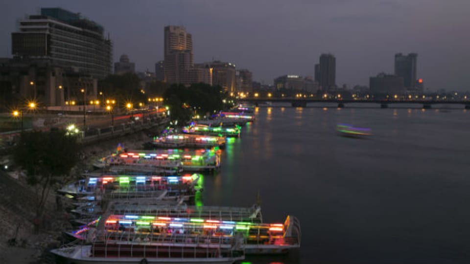 Ausflugsboote am Nilufer in Kairo.