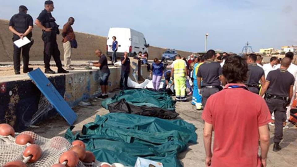 Eine weitere Tragödie vor Lampedusa. Eine Reihe von Leichen sind im Hafen von Lampedusa mit Laken abgedeckt.