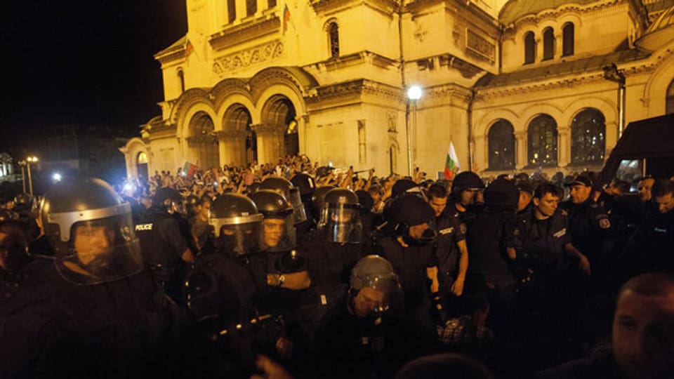 Bulgaren während Anti-Regierungs-Proteste vor dem Parlamentsgebäude in Sofia, Bulgarien im Sommer 2013. Archiv.