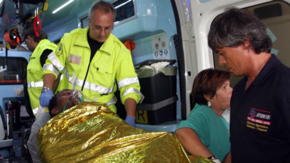 Ein Überlebender des Bootsunglücks vor Lampedusa wird verarztet.
