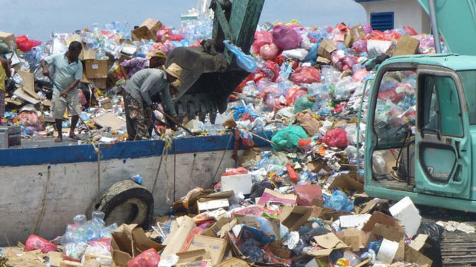 Der Abfall landet auf der Insel Tilafushi. Einst war sie gefüllt mit klarem Wasser. In den 1990er-Jahren beschloss die Regierung, den gesamten Müll des Inselstaats hier abzuladen.