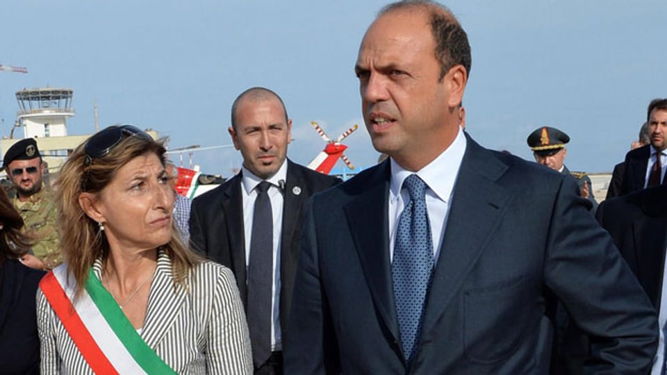 Der italienische Innenminister, Angelino Alfano (rechts), und die Bürgermeisterin von Lampedusa, Giusy Nicolini, am Flughafen Lampedusa am  3. Oktober 2013.
