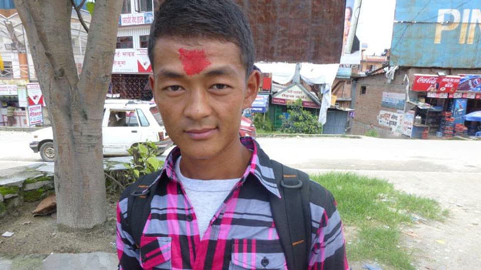 Der 27jährige nepalesische Gastarbeiter will nach Saudi-Aarabien, auf eine Dattelplantage.  «Ich bin glücklich, weil ich viel Geld verdienen werde.»  Ob sich sein Traum erfüllt?
