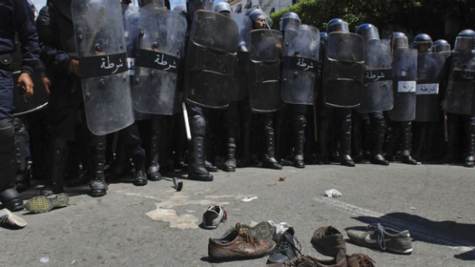 Mit Schuhen gegen Polizisten: Studentenprotest im Mai 2011 in Algiers.