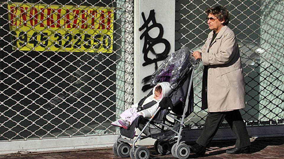 Unterwegs in Athen mit einem Kleinkind; die Geburtenrate in Griechenland hat massiv abgenommen.