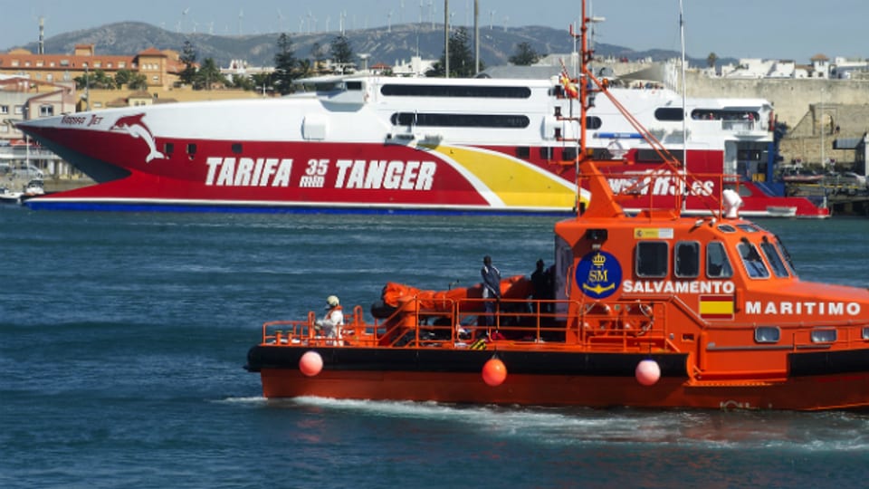 Ein spanisches Boot der Küstenwache mit geretteten Flüchtlingen in der Nähe von Tariffa.