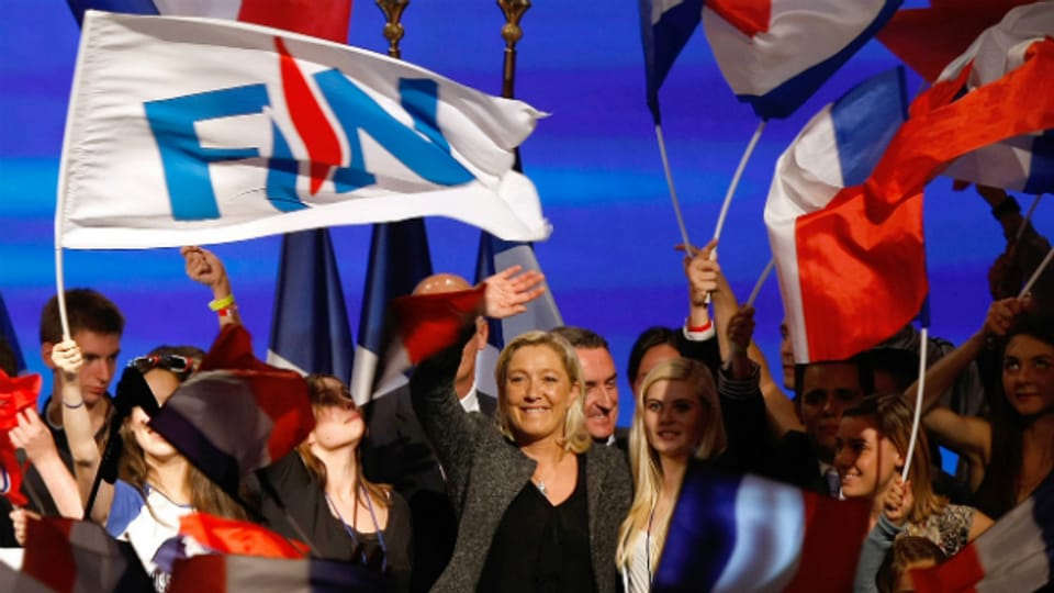 Marine Le Pen umgeben von Anhägern bei einem Parteitreffen des Front National im September 2013.