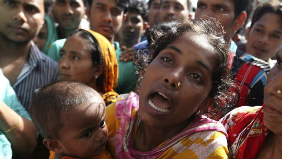 Verzweifelte Textilarbeiterinnen in Bangladesh nach Fabrikbrand.