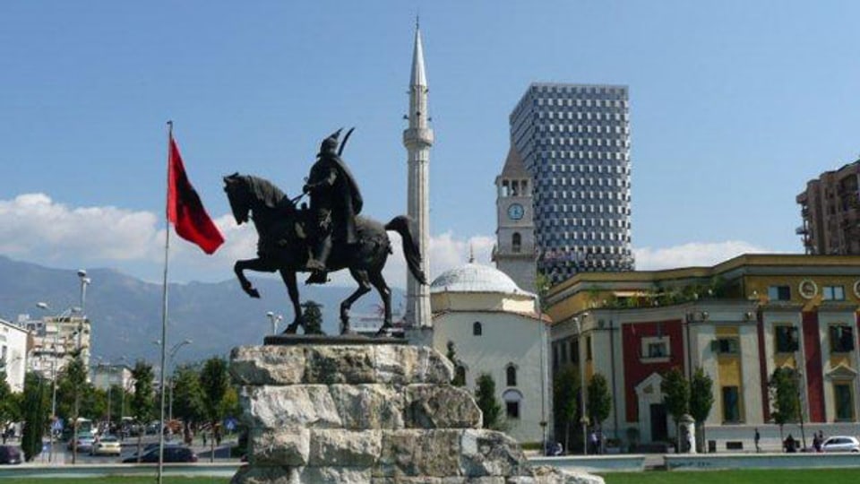 Tirana: Nationalheld Skanderbeg vor alter und neuer Kulisse