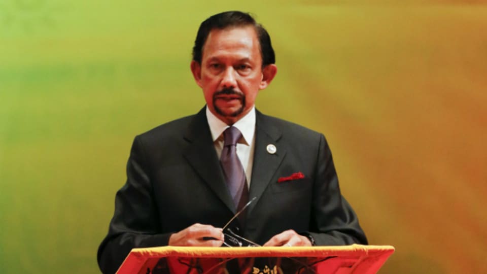 Sultan Hassanal Bolkiah will in Brunei strenge Strafen nach islamischem Recht einführen.