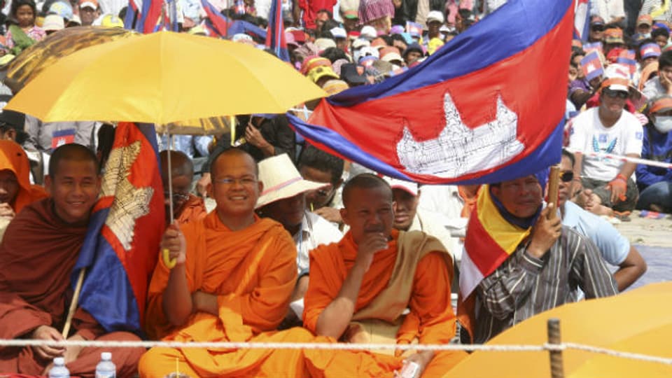 Auch buddhistische Mönche protestieren in Phnom Penh.