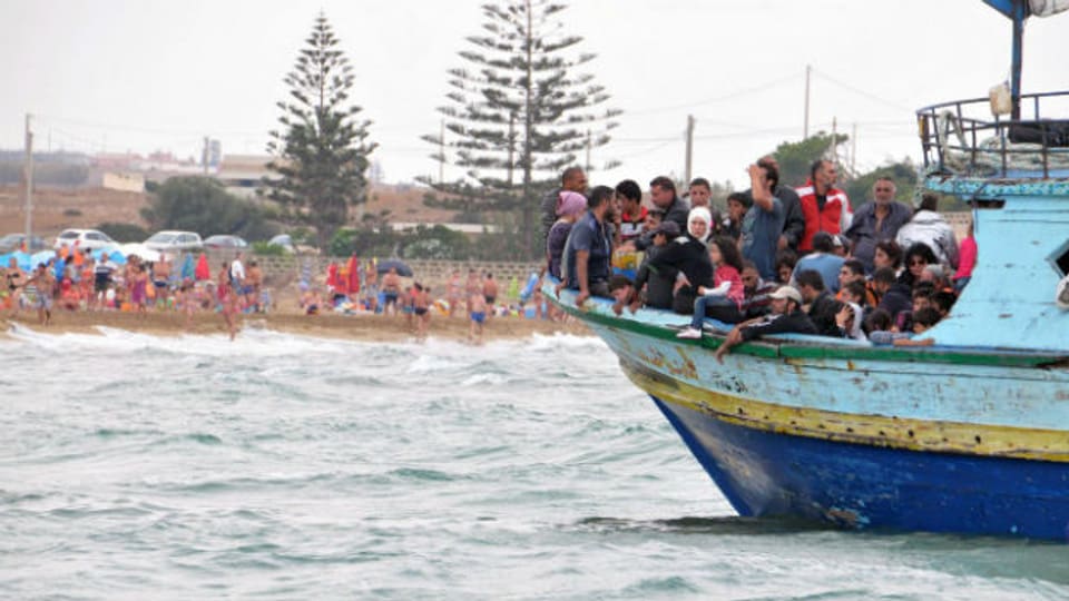 Flüchtlinge, die mit Holzkähnen in See stechen – immer häufiger auch Thema in Tunesien.