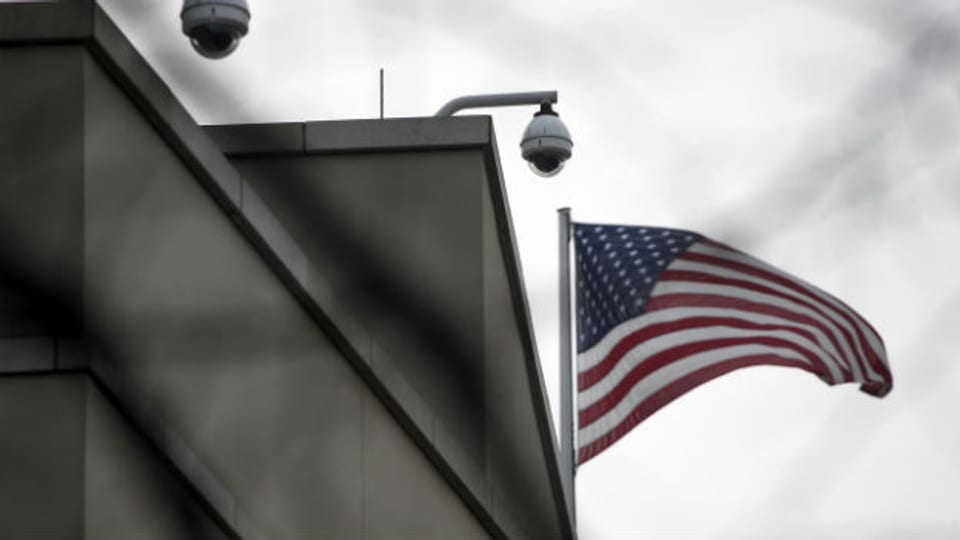 Flagge und Überwachungskameras auf der US-Botschaft in Berlin.