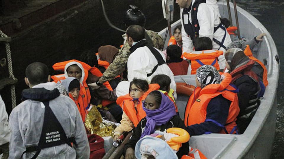 Ein Rettungsboot mit geretteten Migranten. Erneut ist am 24. Oktober 2013 vor Lampedusa ein Boot mit über 800 Migranten in Seenot geraten.