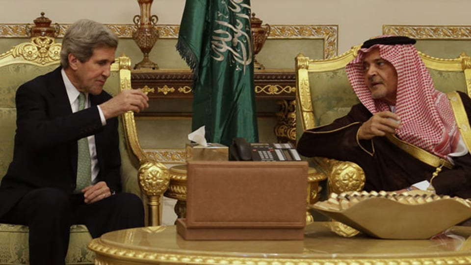 US-Aussenminister John Kerry trinkt Kaffee mit dem saudischen Prinzen Saud al-Faisal.