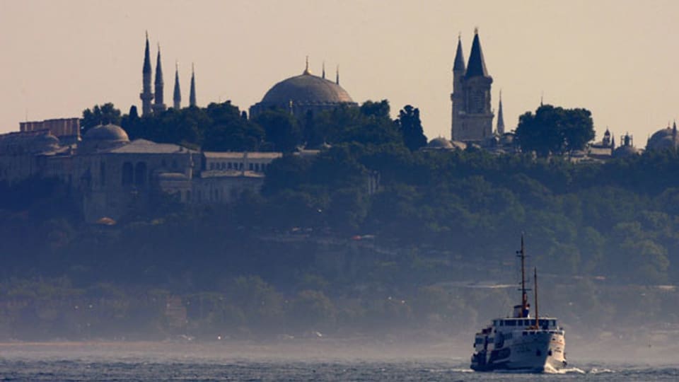 Man spricht bereits von einer «Neuen Seidenstrasse». Bild: Eine Fähre am Bosporus vor der Hagia Sophia in Istanbul, Türkei.