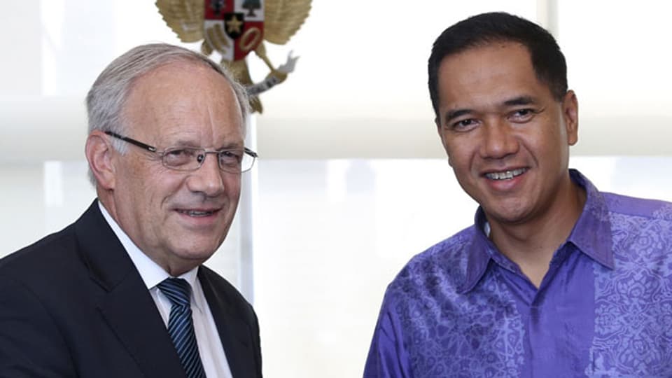  Wirtschaftsminister Johann Schneider-Ammann (links)  mit dem Indonesichen Handelsminister  Gita Wirjawan während ihres Treffens in Jakarta, Indonesia, am  28. Oktober  2013.