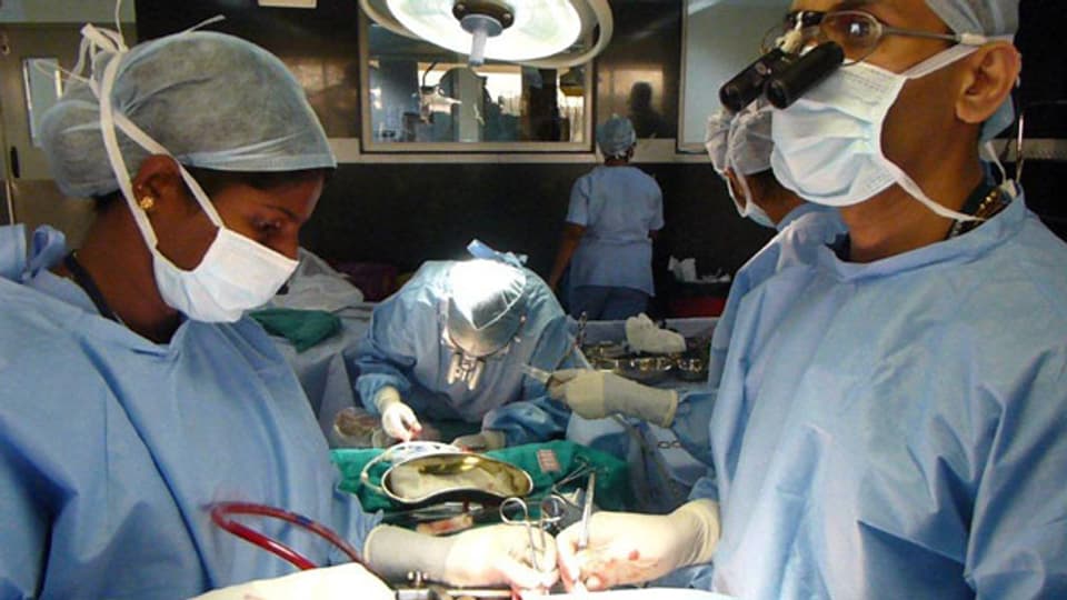 Der Herzchirurg Devi Shetty operiert mit seinem Team.