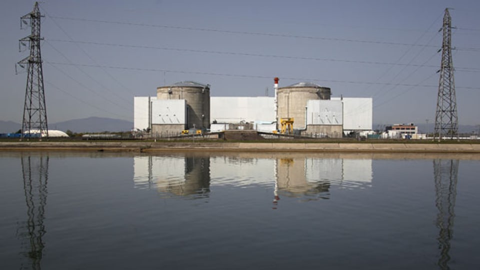 Blick auf das Frankreichs ältestes Kernkraftwerk in Fessenheim bei Colmar.