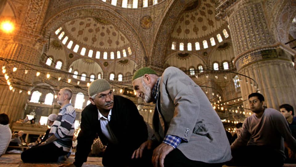 Türkische Männer vor dem Freitagsgebet in der «Blauen Moschee» in Istanbul, Türkei. Symbolbild.